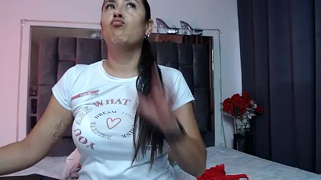 Snapshot of Salmma_Milf chatting on March 4, 11:49 am Salmma Milf online show from March 4, 11:49 am