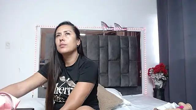Snapshot of Salmma_Milf chatting on April 9, 11:37 am Salmma Milf online show from April 9, 11:37 am