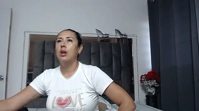 Snapshot of Salmma_Milf chatting on April 10, 11:37 am Salmma Milf online show from April 10, 11:37 am