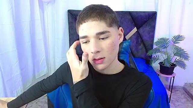 Snapshot of Mattass18 chatting on October 25, 1:29 pm Mattass18 online show from October 25, 1:29 pm