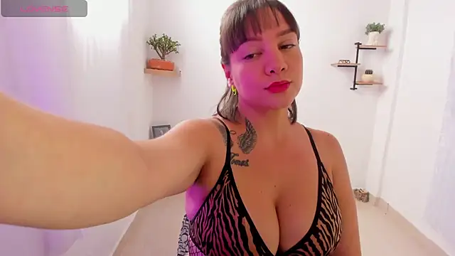 Saraarouusee online show from November 10, 2:49 pm