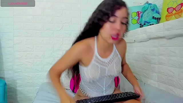 Snapshot of arielsweeth chatting on October 18, 5:43 am arielsweeth online show from October 18, 5:43 am