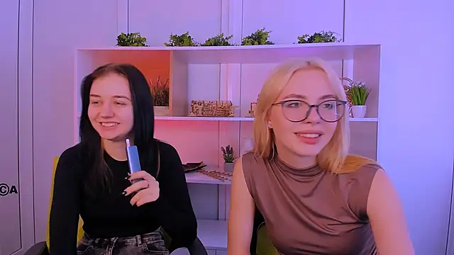 Snapshot of miki_ti chatting on October 26, 9:04 am miki ti online show from October 26, 9:04 am