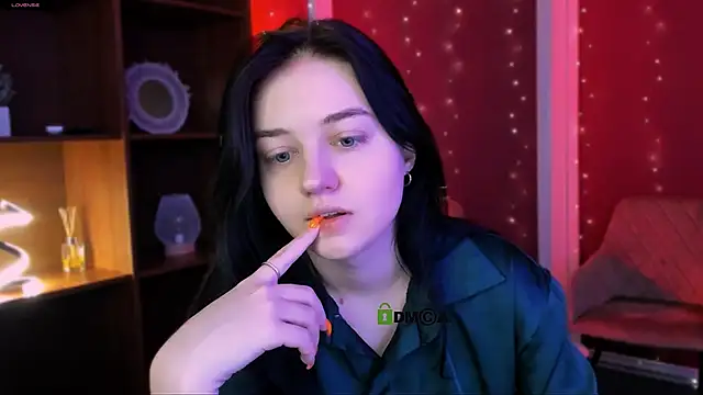 Snapshot of miki_ti chatting on December 1, 5:56 am miki ti online show from December 1, 5:56 am