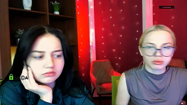 Snapshot of miki_ti chatting on December 5, 6:33 am miki ti online show from December 5, 6:33 am