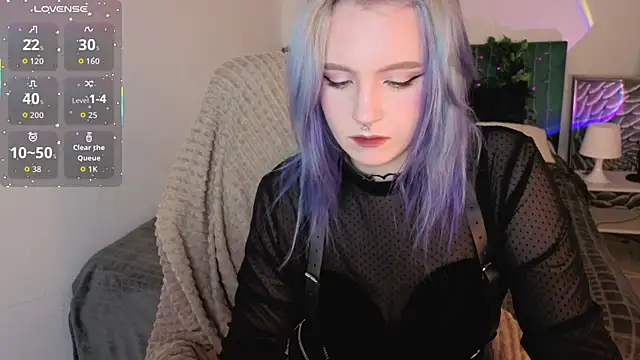 Snapshot of AleksaDivine chatting on December 2, 9:43 pm AleksaDivine online show from December 2, 9:43 pm