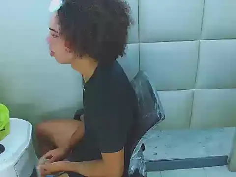 Snapshot of WinnyBarness chatting on October 24, 2:08 am WinnyBarness online show from October 24, 2:08 am