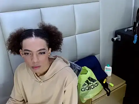 Snapshot of WinnyBarness chatting on October 31, 2:34 am WinnyBarness online show from October 31, 2:34 am