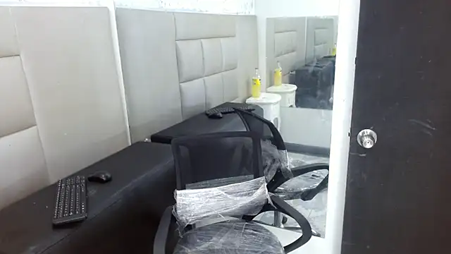 Snapshot of WinnyBarness chatting on November 25, 2:00 am WinnyBarness online show from November 25, 2:00 am