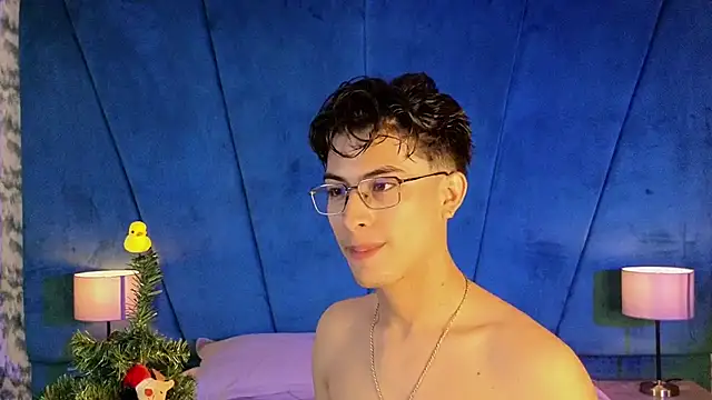 Aaron Eze online show from December 4, 11:46 pm