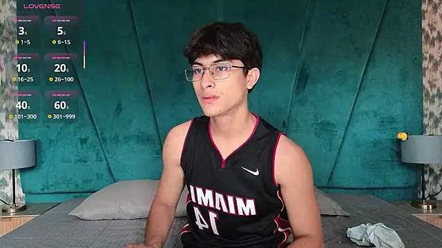 Aaron Eze online show from February 4, 8:36 pm