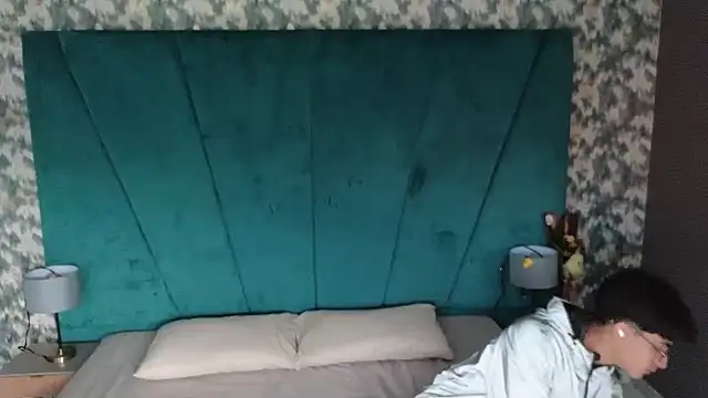 Aaron Eze online show from February 25, 8:40 pm