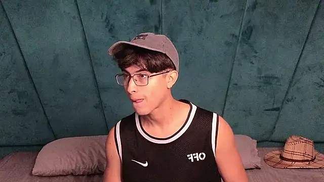 Aaron Eze online show from March 21, 11:26 am