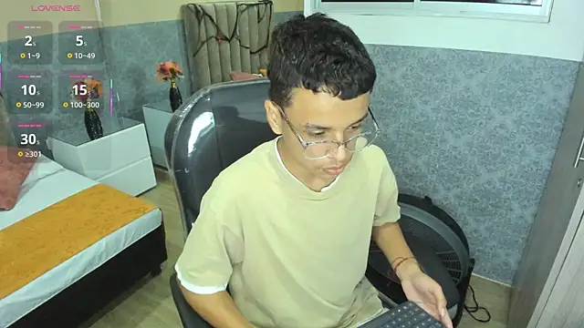 Xavier Fox    online show from October 31, 4:02 am