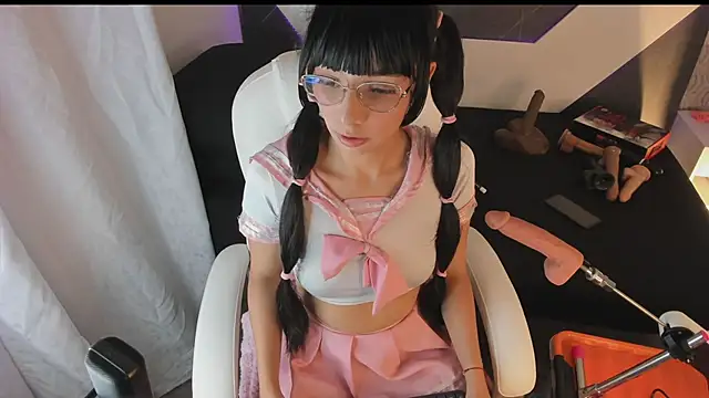 Snapshot of michelle_cutee_ chatting on November 8, 8:29 pm michelle cutee online show from November 8, 8:29 pm