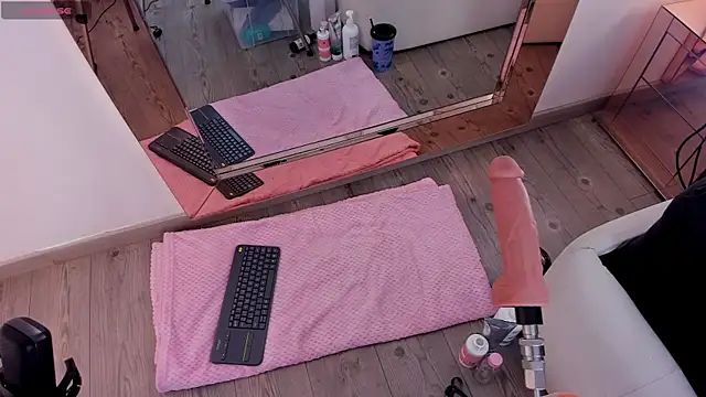 Snapshot of michelle_cutee_ chatting on December 1, 8:36 pm michelle cutee online show from December 1, 8:36 pm