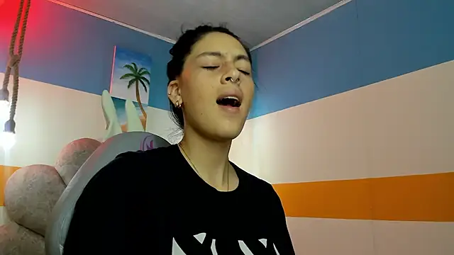 Snapshot of moon_winy chatting on October 31, 11:33 am moon winy online show from October 31, 11:33 am