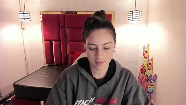 Snapshot of moon_winy chatting on November 4, 11:31 am moon winy online show from November 4, 11:31 am