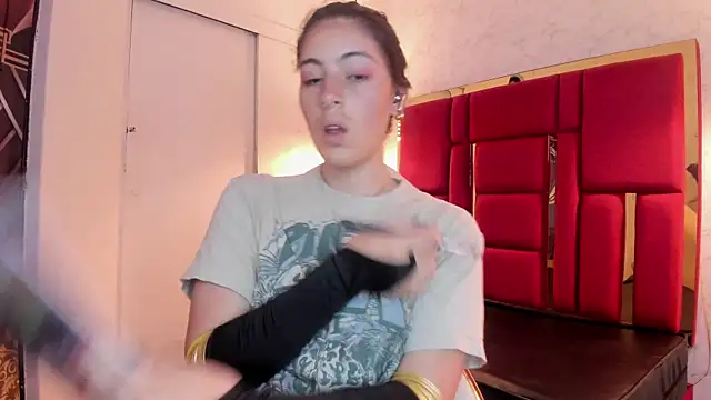 Snapshot of moon_winy chatting on November 11, 11:43 am moon winy online show from November 11, 11:43 am