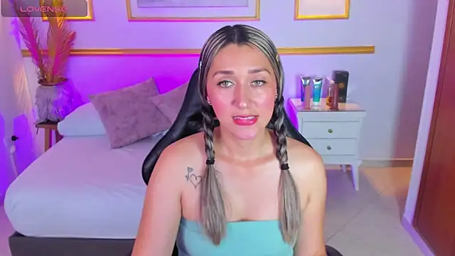 Snapshot of karlyy_ chatting on November 4, 7:24 pm karlyy online show from November 4, 7:24 pm