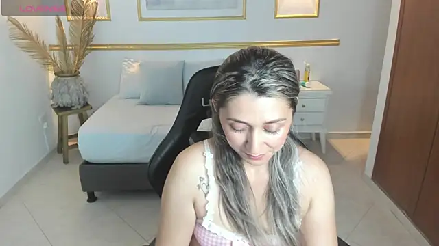 Snapshot of karlyy_ chatting on November 18, 7:18 pm karlyy online show from November 18, 7:18 pm