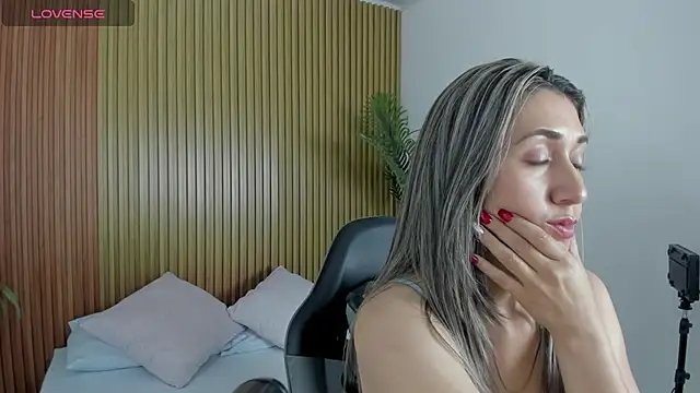 Snapshot of karlyy_ chatting on November 26, 2:12 am karlyy online show from November 26, 2:12 am