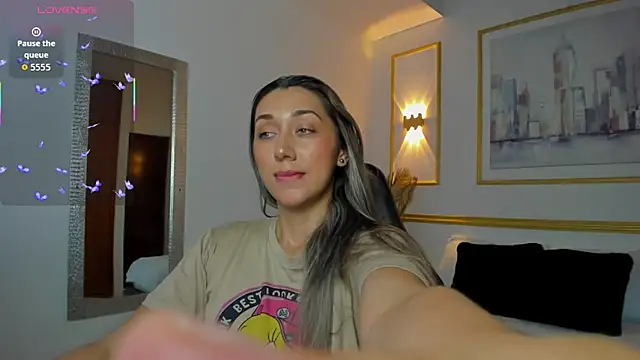 Snapshot of karlyy_ chatting on December 5, 7:43 pm karlyy online show from December 5, 7:43 pm