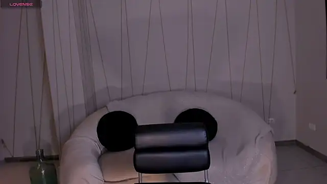 Snapshot of AnnieMonroe1 chatting on November 8, 11:43 am AnnieMonroe1 online show from November 8, 11:43 am