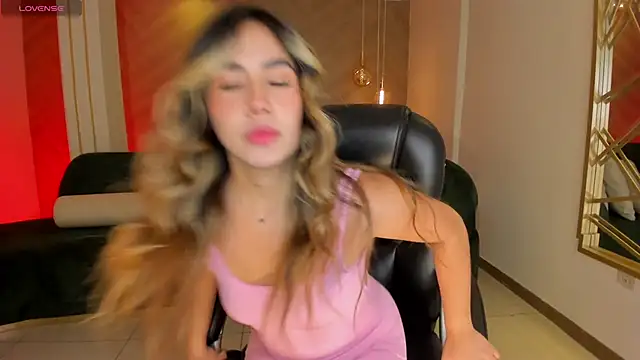 Snapshot of AnnieMonroe1 chatting on November 18, 7:18 pm AnnieMonroe1 online show from November 18, 7:18 pm