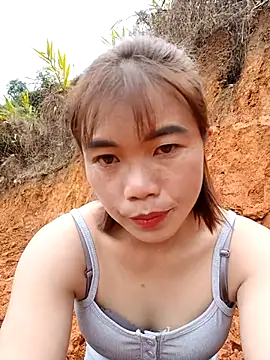 Snapshot of omai-ngot chatting on November 6, 1:28 am omai-ngot online show from November 6, 1:28 am