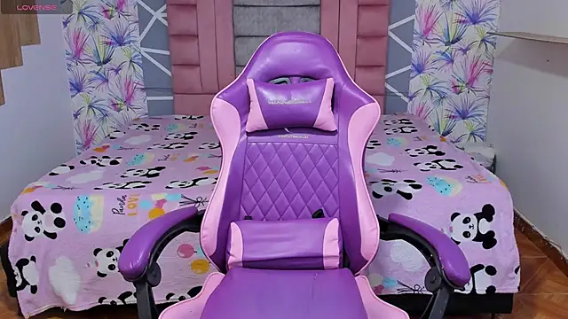 Snapshot of AdelaidaManson18 chatting on December 15, 3:11 am AdelaidaManson18 online show from December 15, 3:11 am