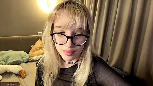 Milkmoriee online show from November 17, 3:40 pm