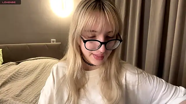 Milkmoriee online show from November 20, 3:23 pm