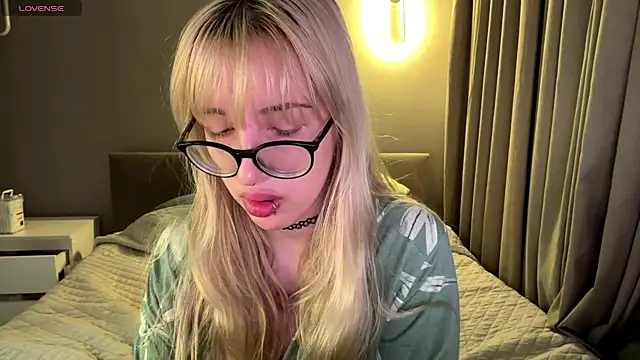 Milkmoriee online show from November 21, 3:44 pm