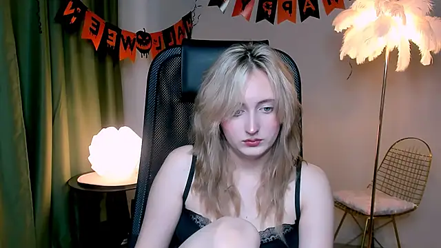 ScarlettScril online show from November 9, 6:33 am