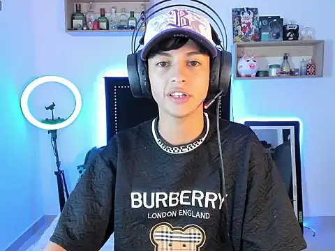 Snapshot of Alejo_Desire chatting on November 11, 8:14 am Alejo Desire online show from November 11, 8:14 am