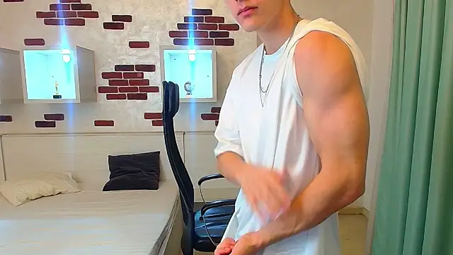 Snapshot of BradyFlint chatting on October 19, 4:57 am BradyFlint online show from October 19, 4:57 am