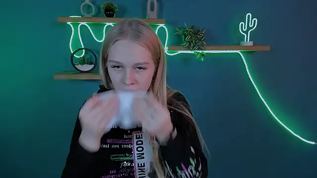 Snapshot of megan_cold chatting on November 3, 9:32 am megan cold online show from November 3, 9:32 am