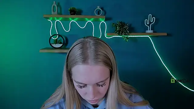 Snapshot of megan_cold chatting on November 4, 3:44 pm megan cold online show from November 4, 3:44 pm