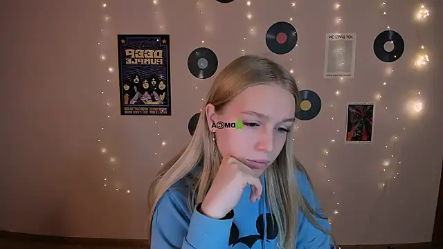 Snapshot of megan_cold chatting on November 8, 10:04 am megan cold online show from November 8, 10:04 am