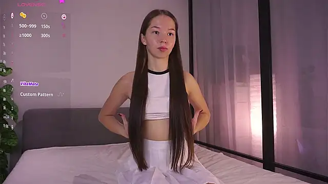 Snapshot of MayaHjelm chatting on October 25, 5:37 am MayaHjelm online show from October 25, 5:37 am