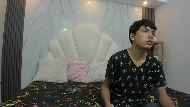 Snapshot of hoot_booys_ chatting on November 28, 7:49 pm hoot booys online show from November 28, 7:49 pm