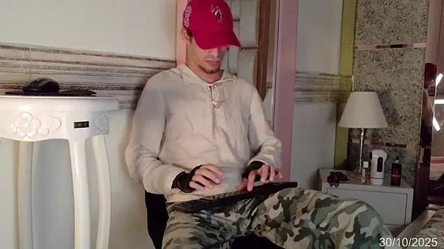 elias sn0w online show from October 30, 7:47 pm