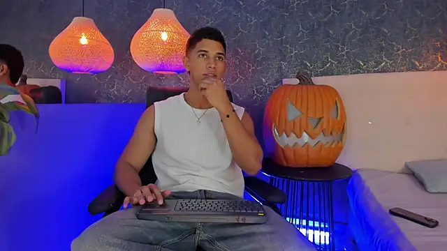 Snapshot of Zayne_cross chatting on October 21, 5:30 am Zayne cross online show from October 21, 5:30 am