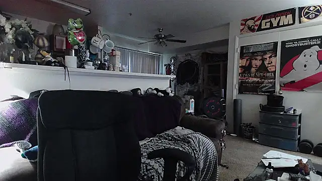 biggerisbetter12 online show from April 16, 1:17 am