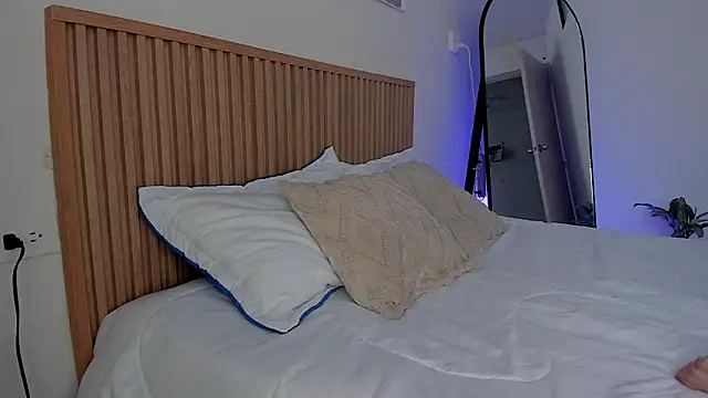 Little Emma 11 online show from February 6, 2:20 pm