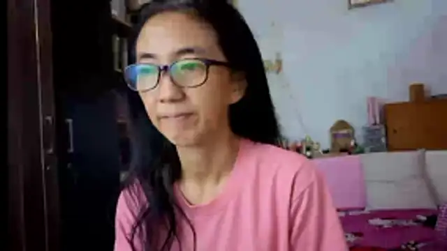 Snapshot of princessD077 chatting on February 15, 8:24 am princessD077 online show from February 15, 8:24 am