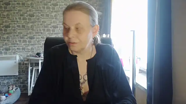 Snapshot of Diamond_Bite chatting on November 2, 10:17 am Diamond Bite online show from November 2, 10:17 am