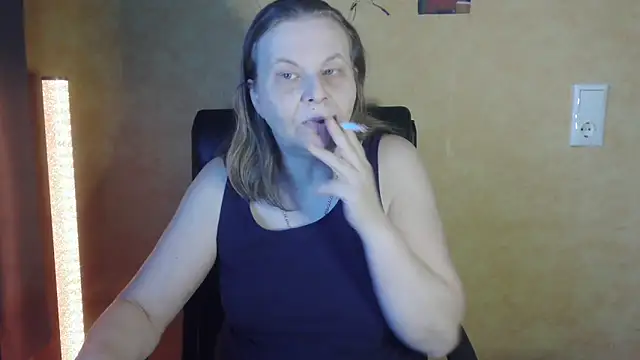 Snapshot of Diamond_Bite chatting on November 8, 6:24 am Diamond Bite online show from November 8, 6:24 am