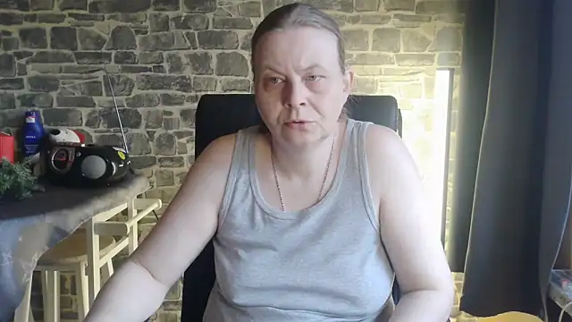 Snapshot of Diamond_Bite chatting on December 1, 7:24 am Diamond Bite online show from December 1, 7:24 am